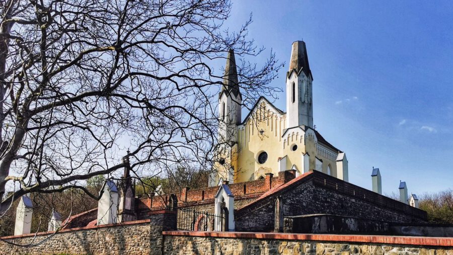 A platánsor mögött rejtőző sitkei Kálvária-kápolna
