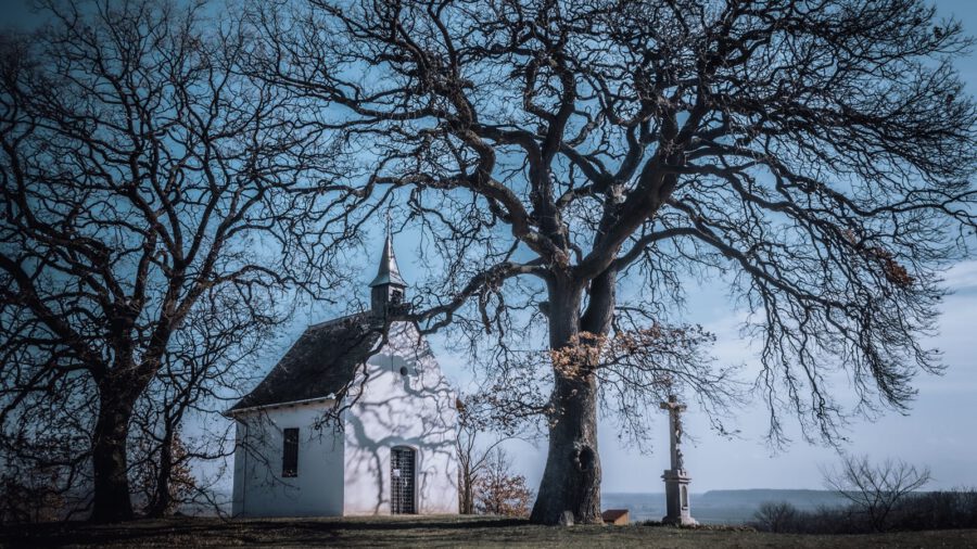 A Szent Orbán-kápolna, mely védelmet nyújtott a jeges Dunai árvíz idején