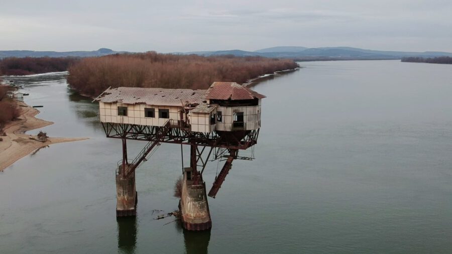 Óriáslábakon álló házikó a Duna felett: az Esztergomi Szénrakodó