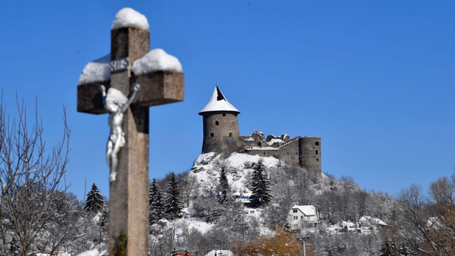 A szlovák-magyar államhatáron emelkedő középkori erőd: Somoskő vára