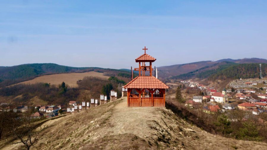 Az összefogást szimbolizáló bárnai keresztút