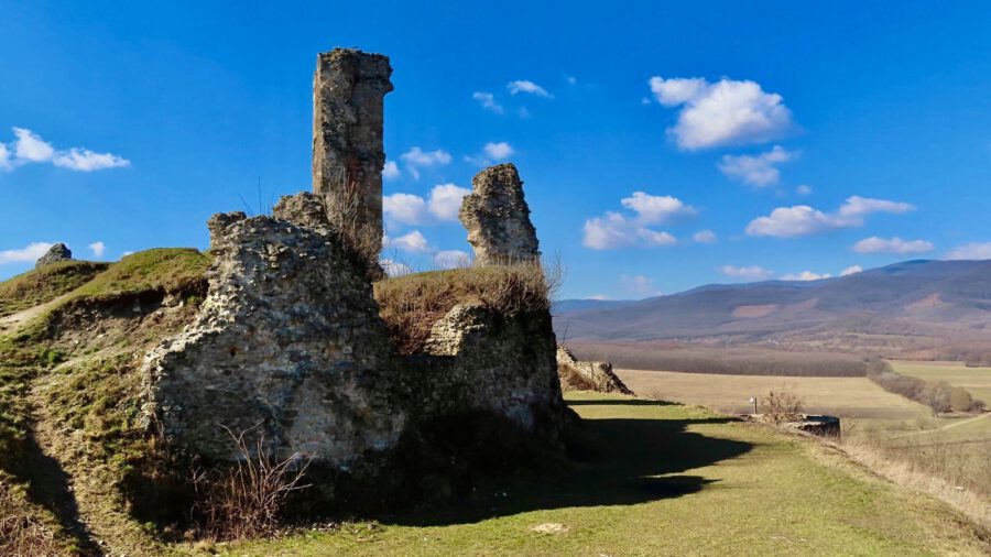 Nógrád középkori vára, melyet egy villámcsapás robbantott fel
