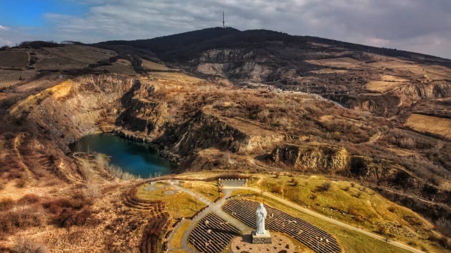 A gránitból faragott monumentális alkotás, a tarcali Áldó Krisztus szobor