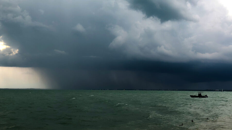 A Balatonon, a Velencei- és a Tisza-tavon is elkezdődik a viharjelzés április 1-jén