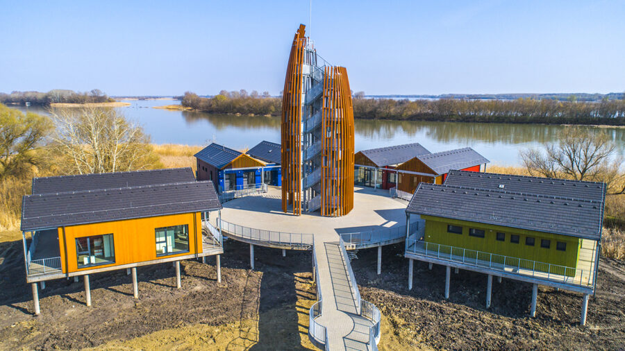 Kiskörén 19 méteres kilátó épült négy lábasházzal a Tisza-tó partján