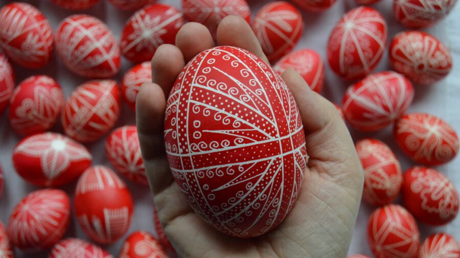 Kilenc ország 379 díszített húsvéti tojásából nyílt kiállítás Pécsen