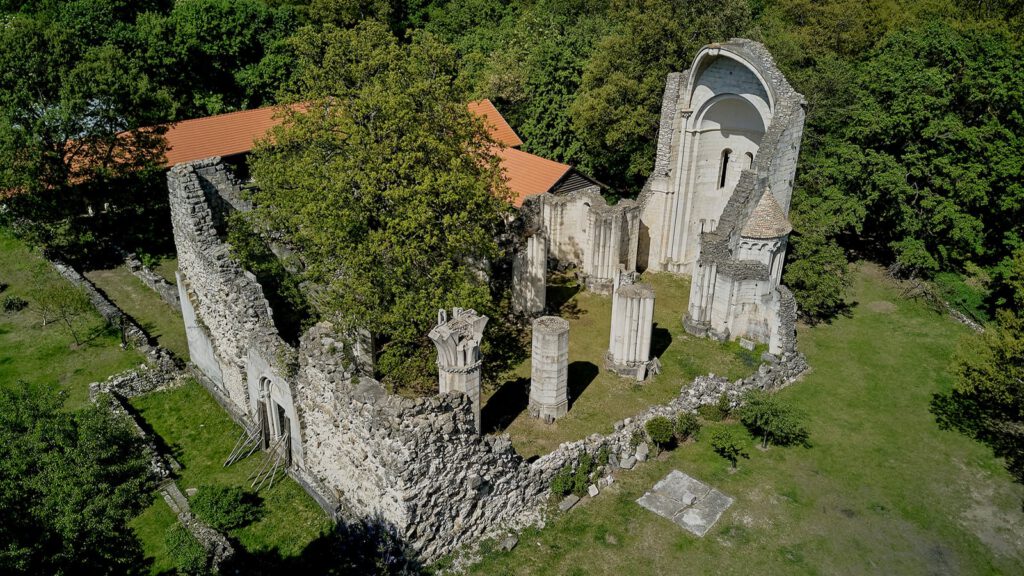 A romjaiban is impozáns Vértesszentkereszti apátság
