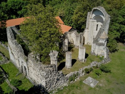 A romjaiban is impozáns Vértesszentkereszti apátság