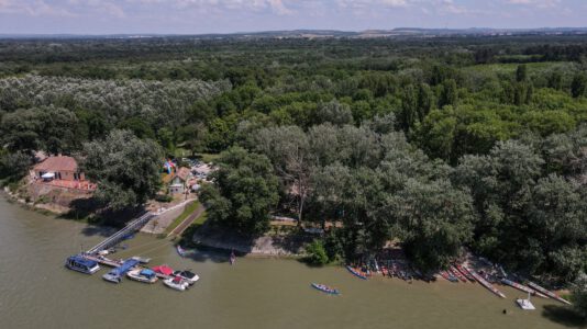 Turisztikai szálláshely és vízitúra központ újult meg a Dunakanyarban