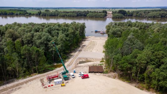 Elhelyezték a Kalocsa-Paks új Duna-híd alapkövét