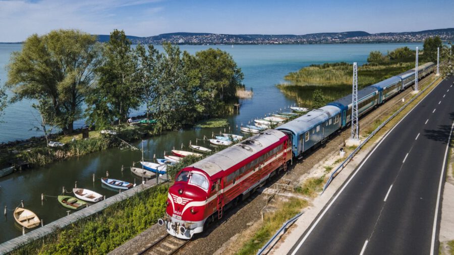 Retró vonatok és nosztalgiabuszok közlekednek a Balatonnál