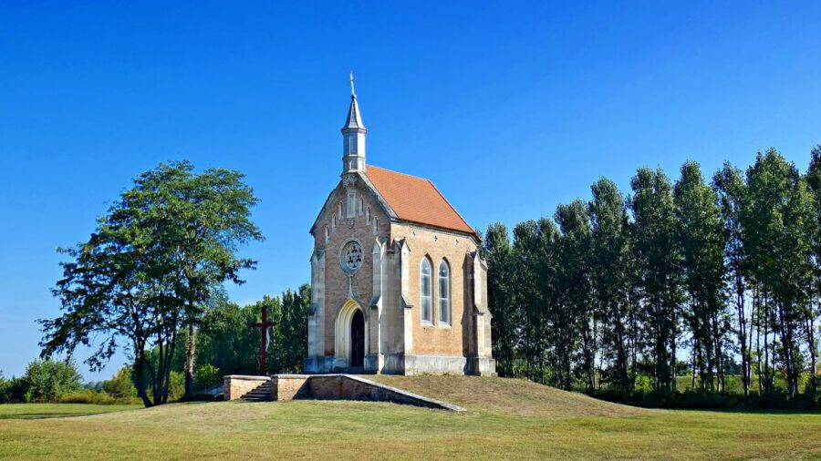 A lórévi Zichy-kápolna, a Duna árterének egyik gyöngyszeme