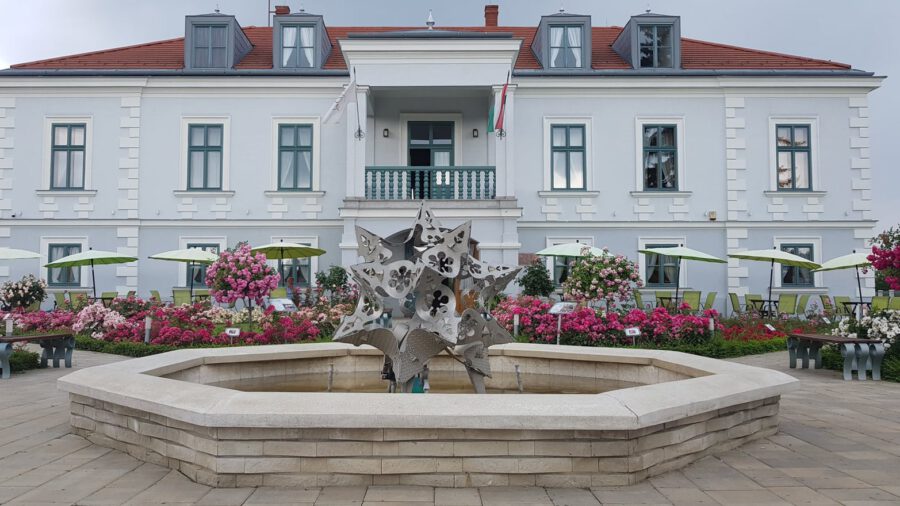 Nagyari Rosarium: ritkaságok és magyar rózsafajok illatos helyszíne