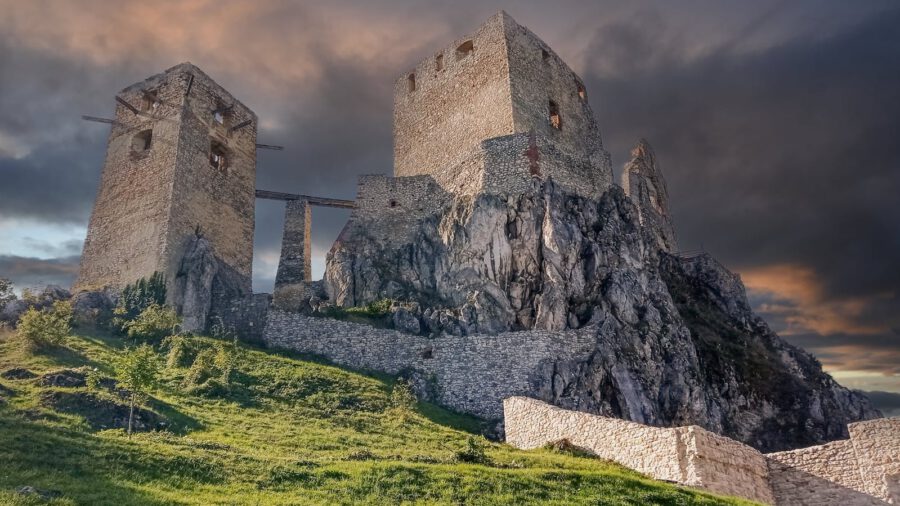 Csesznek vára, valahol a Bakonyban, Valahol Európában