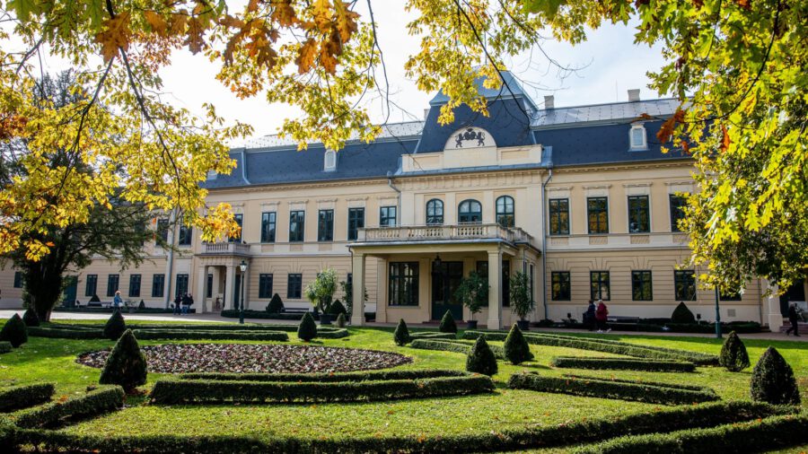 Átadták a felújított és új funkciókkal bővített Stefánia-szárnyat