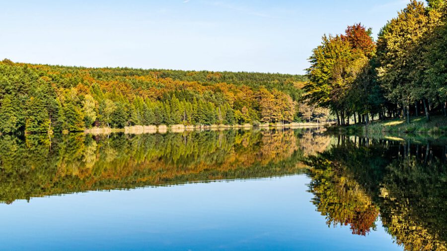 Őszi kosztümben az Őrség Balatonjaként emlegetett Hársas-tó