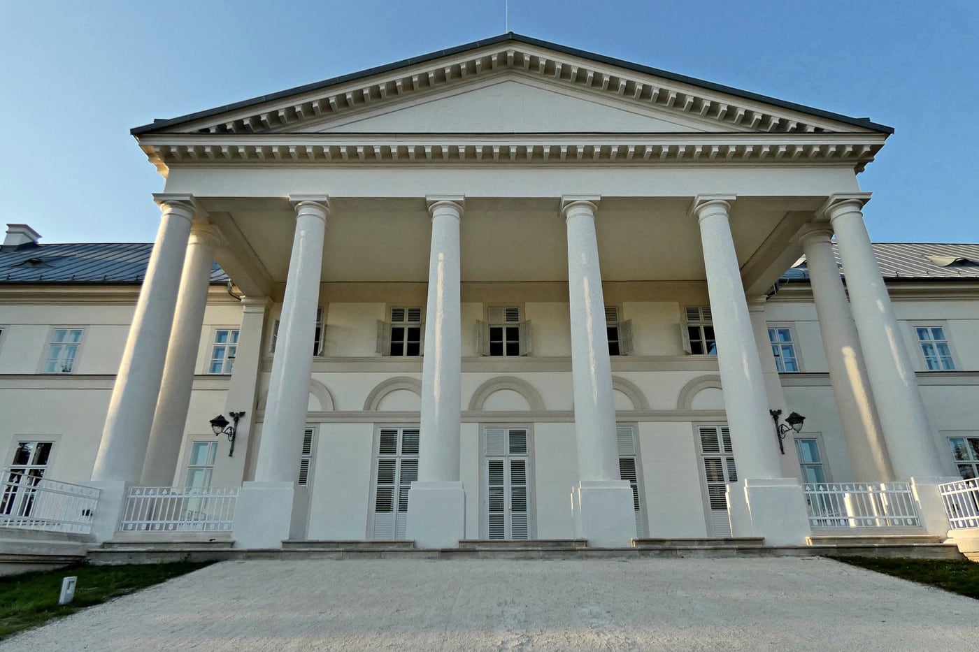 Hazánk egyik legszebb klasszicista kastélya