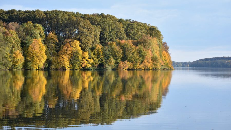 Körbefonta az ősz a Deseda-tavat és festői arborétumát