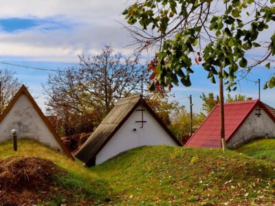 A monori Strázsahegy, amely pincéi miatt egyedülálló Európában