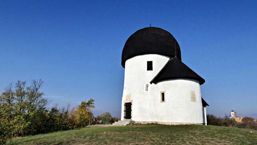 Ösküi rotunda: a Bakony melletti falu több mint 900 éves kerektemploma