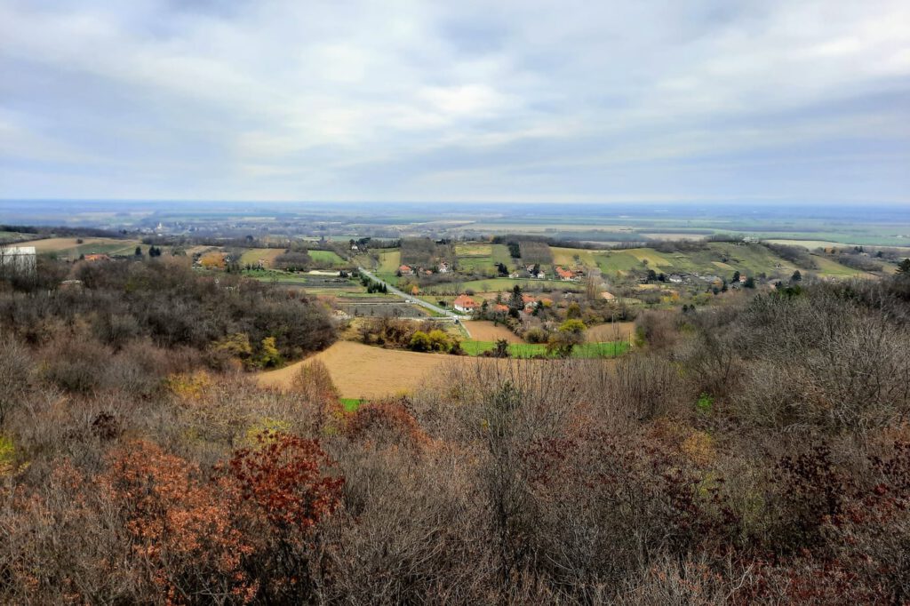 A pannonhalmi Boldog Mór-kilátó és a tanösvény, ahonnan mesés az őszi panoráma