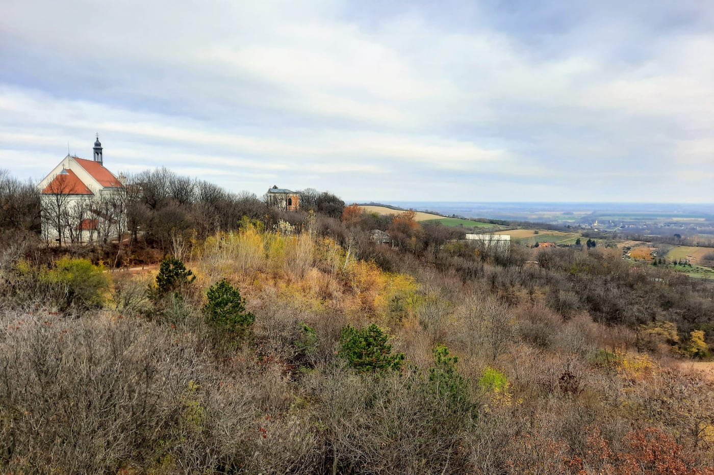A pannonhalmi Boldog Mór-kilátó és a tanösvény, ahonnan mesés az őszi panoráma