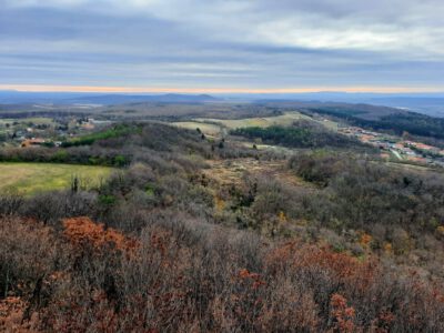 A pannonhalmi Boldog Mór-kilátó és a tanösvény, ahonnan mesés az őszi panoráma