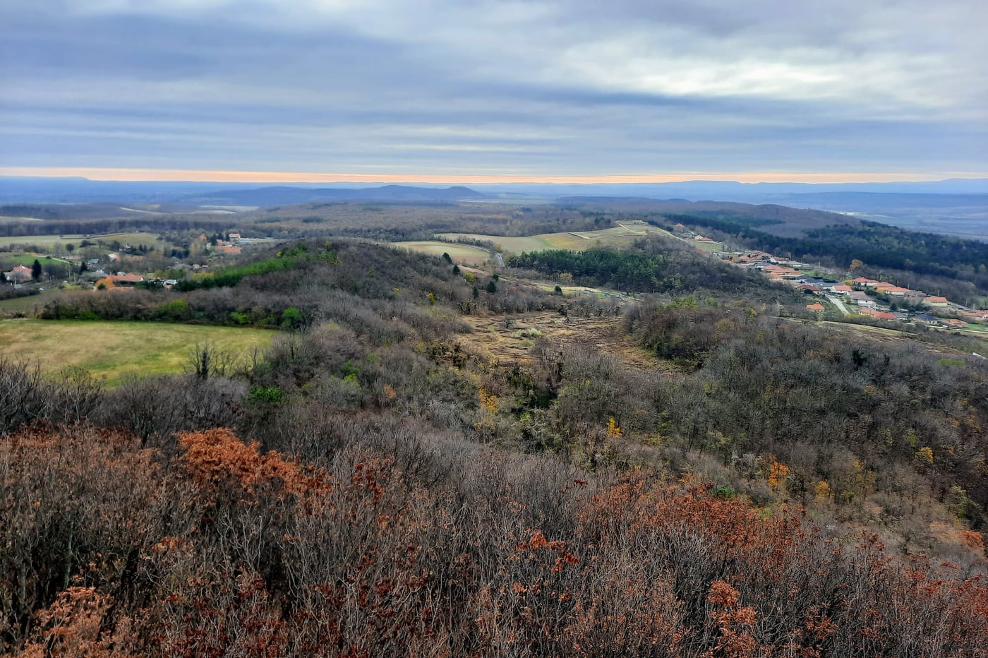 A pannonhalmi Boldog Mór-kilátó és a tanösvény, ahonnan mesés az őszi panoráma