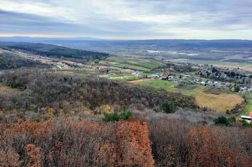 A pannonhalmi Boldog Mór-kilátó és a tanösvény, ahonnan mesés az őszi panoráma