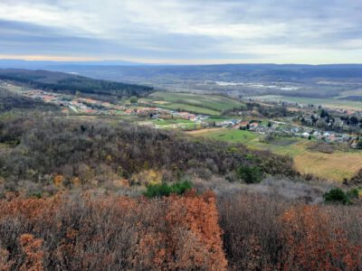 A pannonhalmi Boldog Mór-kilátó és a tanösvény, ahonnan mesés az őszi panoráma