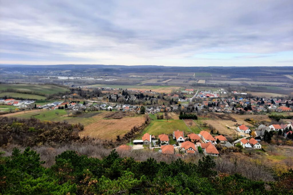 A pannonhalmi Boldog Mór-kilátó és a tanösvény, ahonnan mesés az őszi panoráma