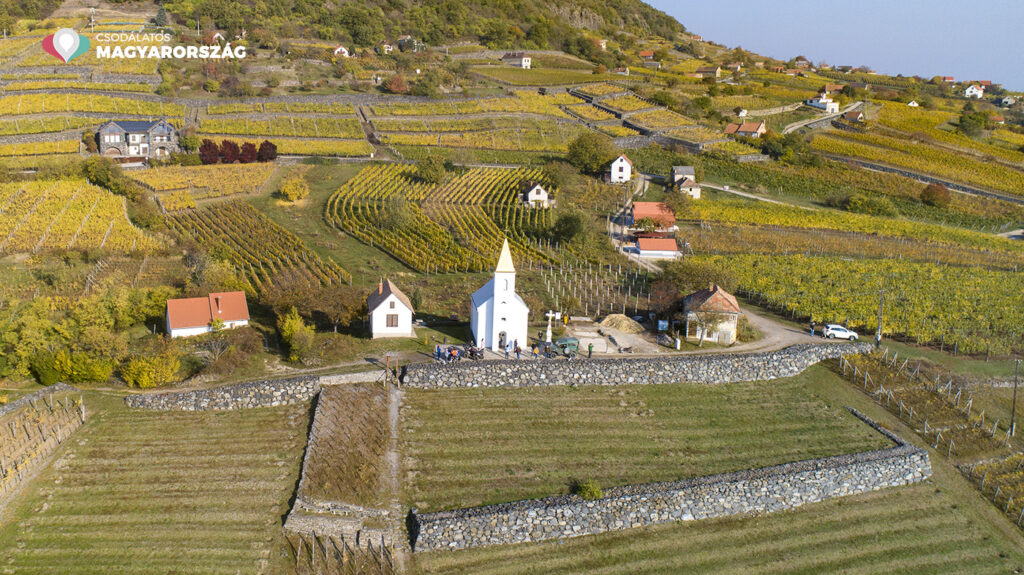 Szent Ilona kápolna a magasból