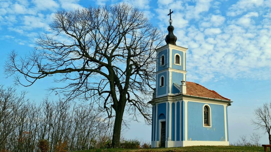 Mausz-kápolna, Szálka egyedül álló kék kápolnája