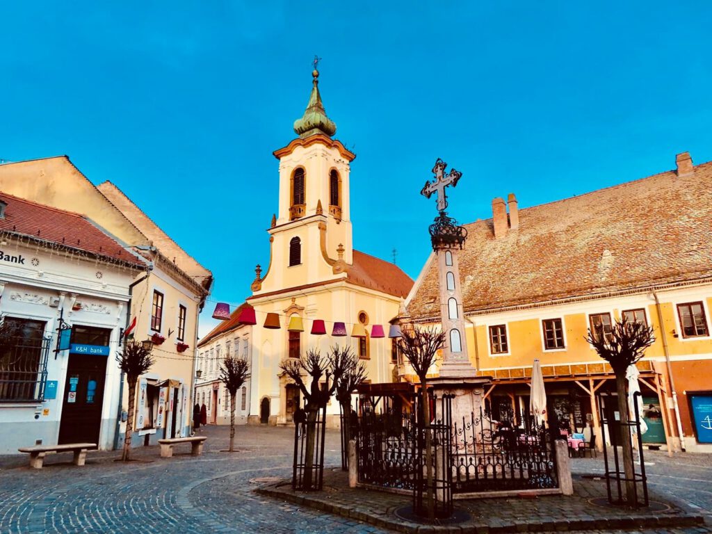 Háttérben a Blagovesztenszkaj ortodox templom