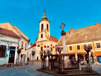 Háttérben a Blagovesztenszkaj ortodox templom