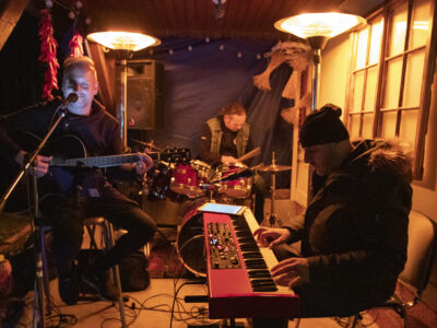 Koncert a Kuruk Hill pincénél