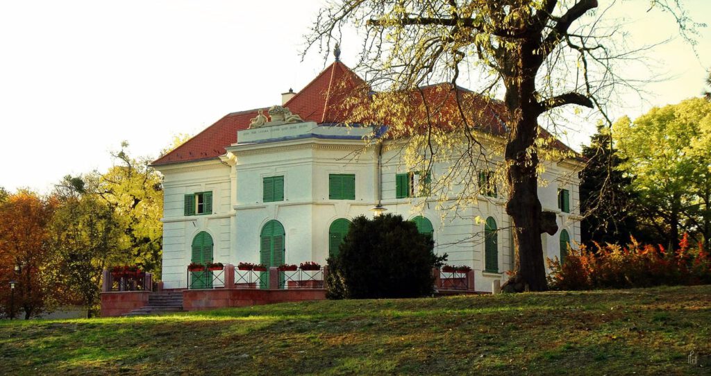 A tatai Angolkert, melyet aranyszínűre festett az ősz ecsetje