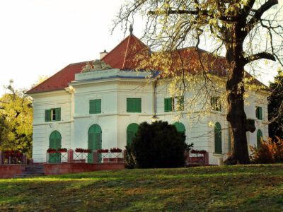 A tatai Angolkert, melyet aranyszínűre festett az ősz ecsetje