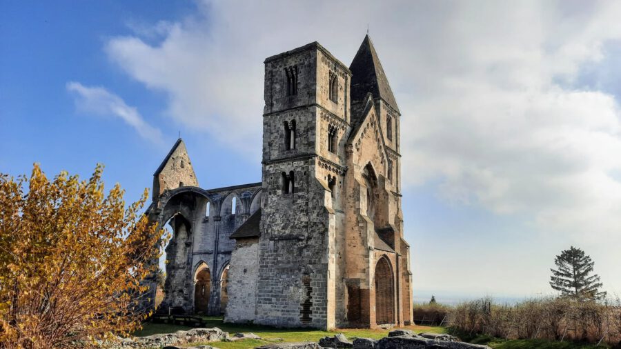 Zsámbék középkori templomromja, melyet egy földrengés rombolt el