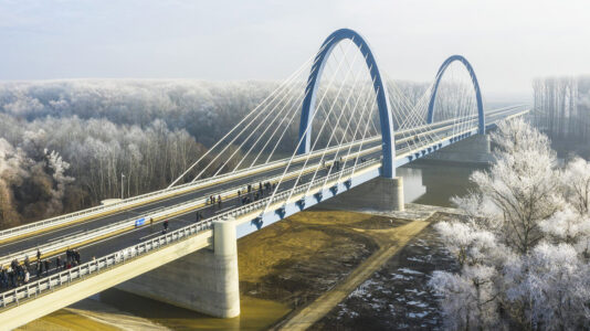 Átadták az Európában is egyedülálló ellipszis szerkezetű, új tiszaugi Tisza-hidat