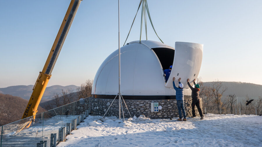 Helyére került a világ legnagyobb sorozatban gyártott csillagászati kupolája a Bükkben