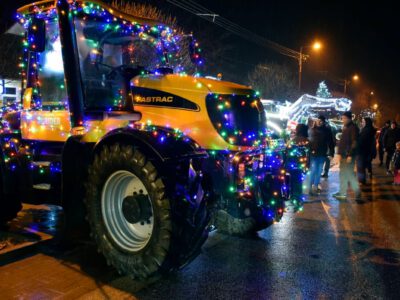 Szenzáció Domaszéken: karácsonyi díszbe öltözött traktorok rótták az utcákat
