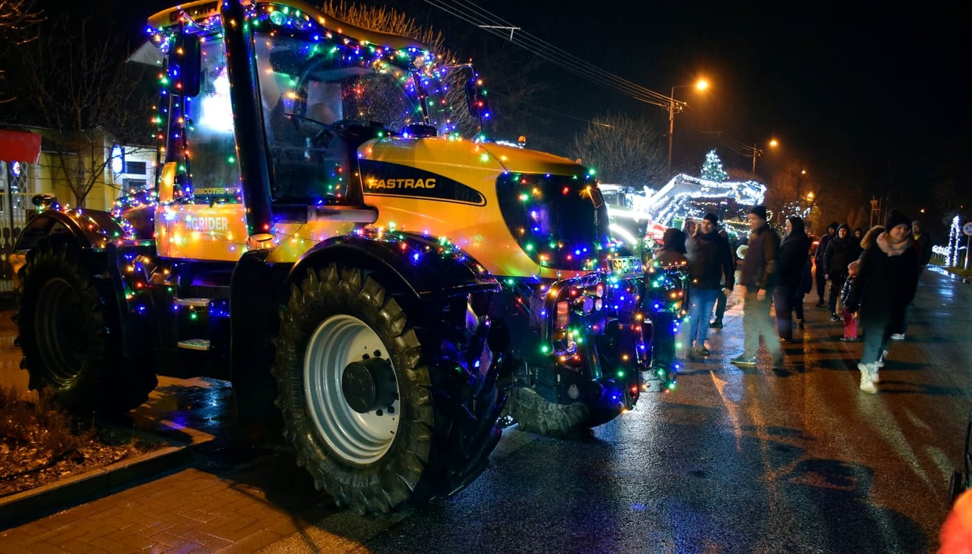 Szenzáció Domaszéken: karácsonyi díszbe öltözött traktorok rótták az utcákat