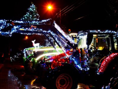 Szenzáció Domaszéken: karácsonyi díszbe öltözött traktorok rótták az utcákat