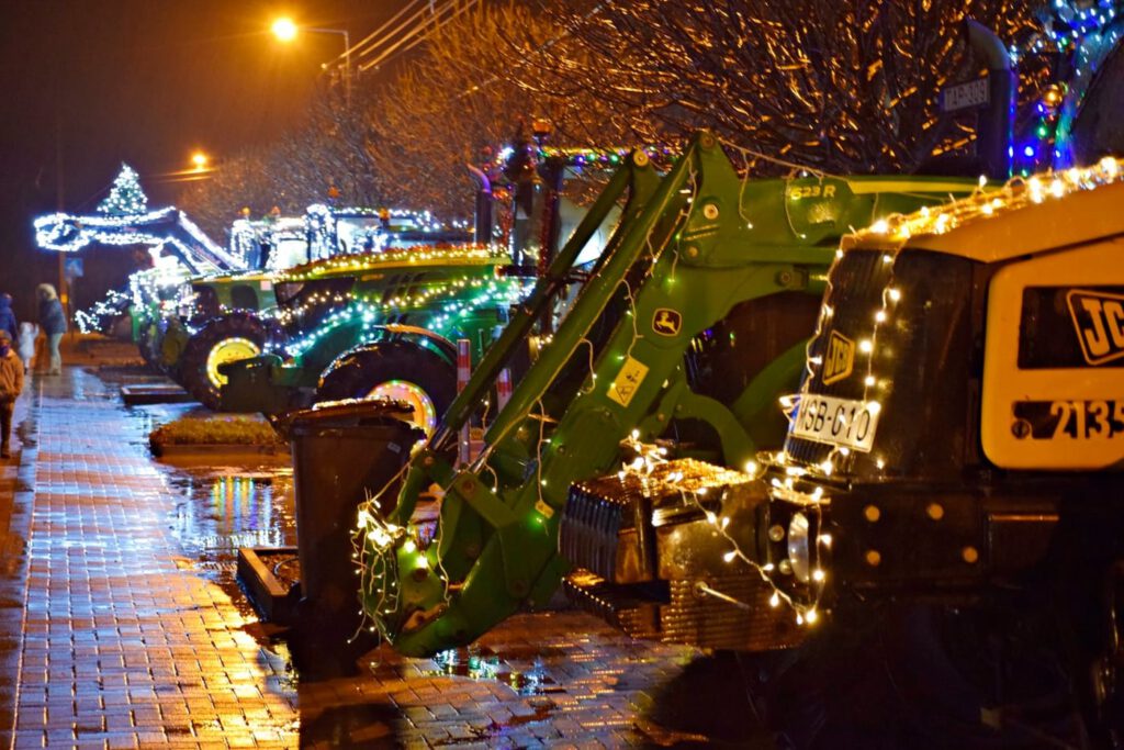 Szenzáció Domaszéken: karácsonyi díszbe öltözött traktorok rótták az utcákat