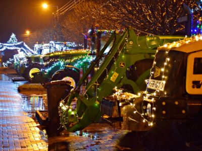 Szenzáció Domaszéken: karácsonyi díszbe öltözött traktorok rótták az utcákat