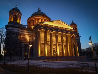 Esztergomi Bazilika, a Duna fölé magasodó Várhegy monumentális épülete