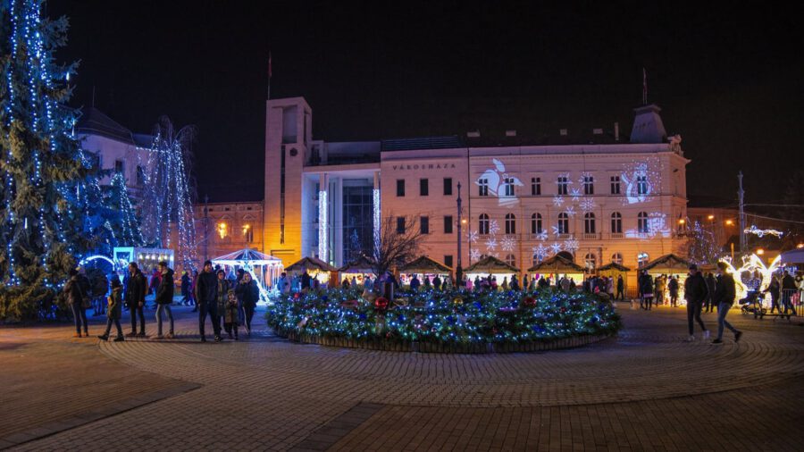 Adventi séta a karácsonyi forgatagban, Miskolc belvárosában