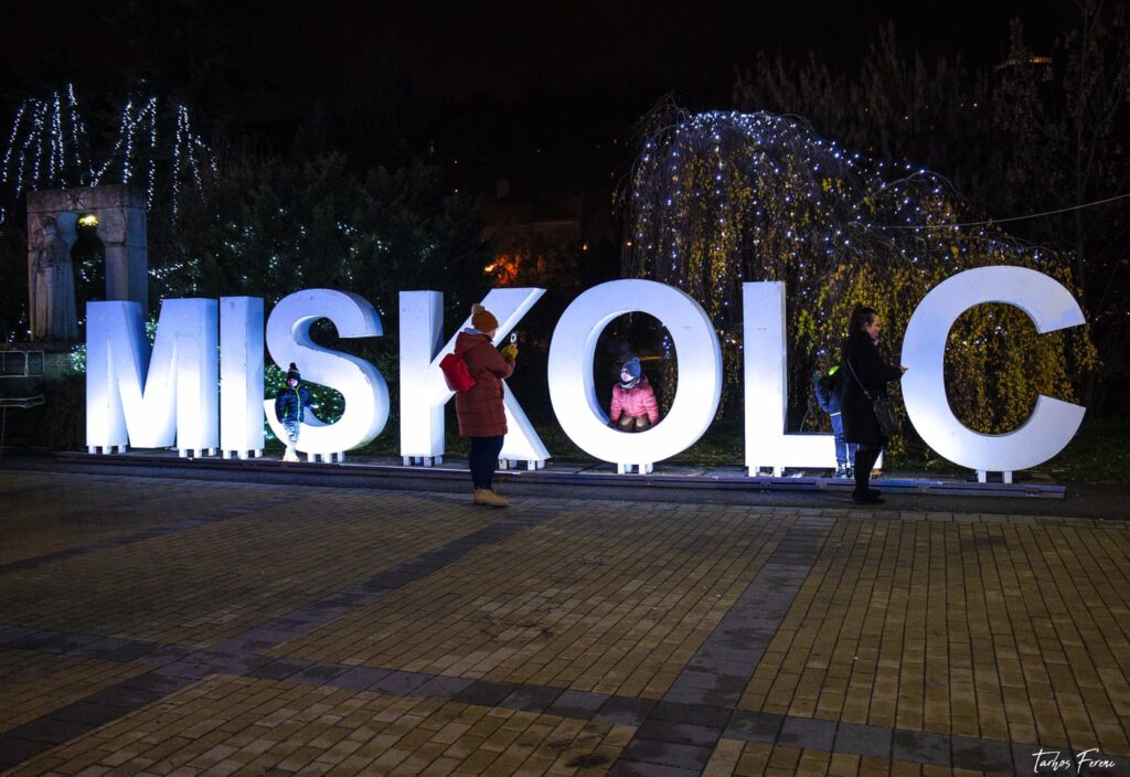 Adventi séta a karácsonyi forgatagban, Miskolc belvárosában