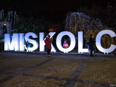 Adventi séta a karácsonyi forgatagban, Miskolc belvárosában
